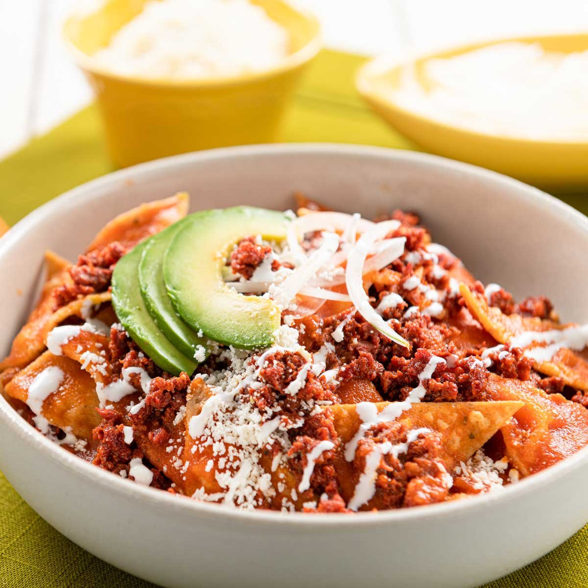 Descubre cómo preparar deliciosos Chilaquiles Rojos con Chorizo en solo 40 minutos. Receta fácil, perfecta para 4 personas. ¡Sabor auténtico!