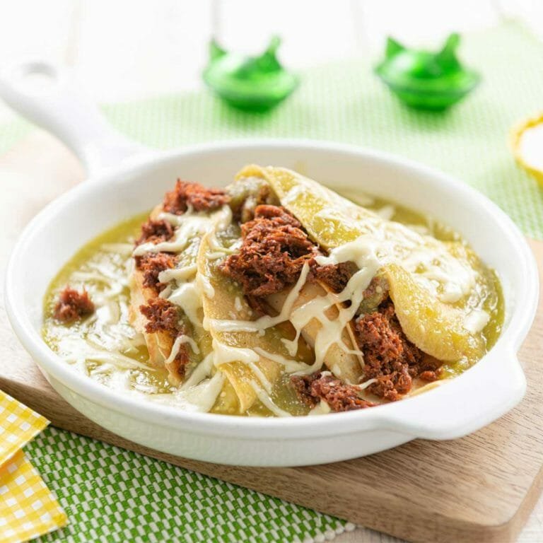 Crepas de chilorio en salsa verde solo en Productos Chata