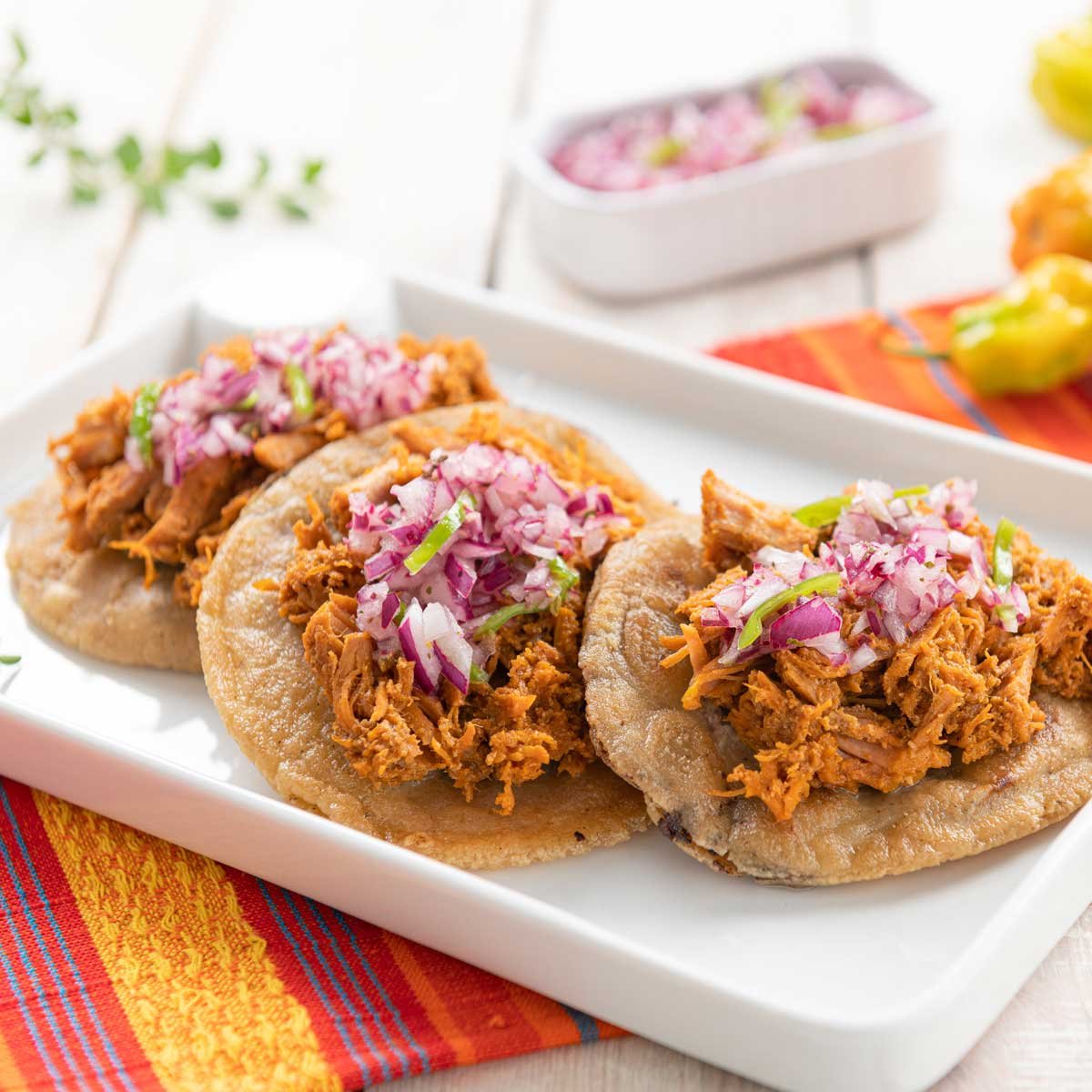 Panuchos de cochinita pibil con productos chata