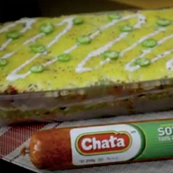 Pastel azteca con chorizo de soya Chata recién sacado del horno