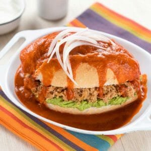 Proceso de preparación de las Tortas de Carnitas en Salsa estilo Ahogada