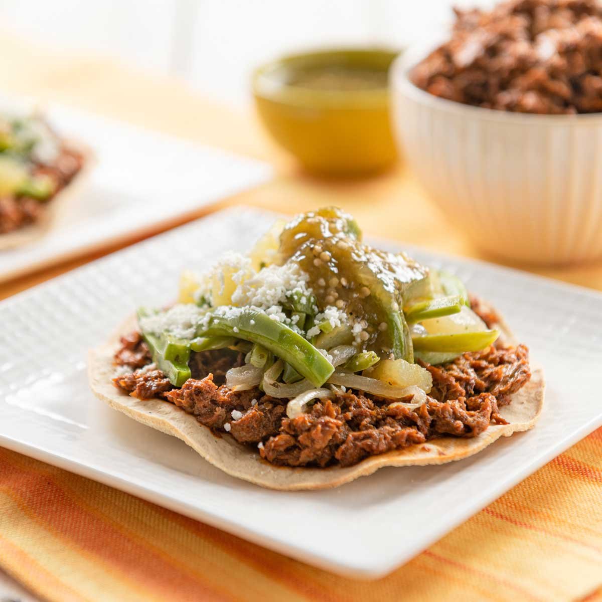 Prepara esta increíble receta de tostadas de chilorio de soya.