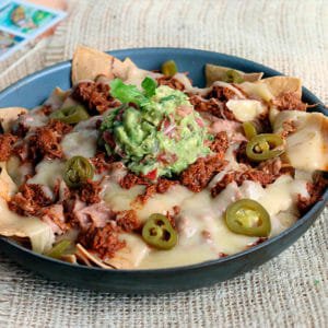 Nachos Mexicanos con Frijoles y Chilorio listos para servir