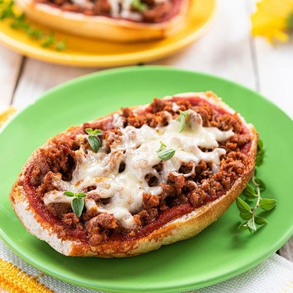 pizza en bolillo con chorizo chata 1 - Pizza en Bolillo con Chorizo Chata