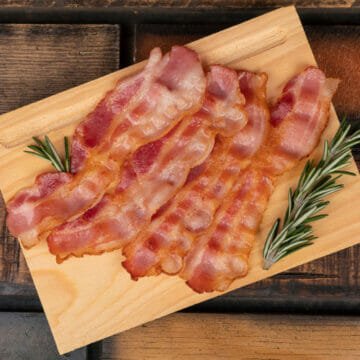 Prepara una gran variedad de recetas con nuestro tocino ahumado con la calidad que distingue a Productos Chata