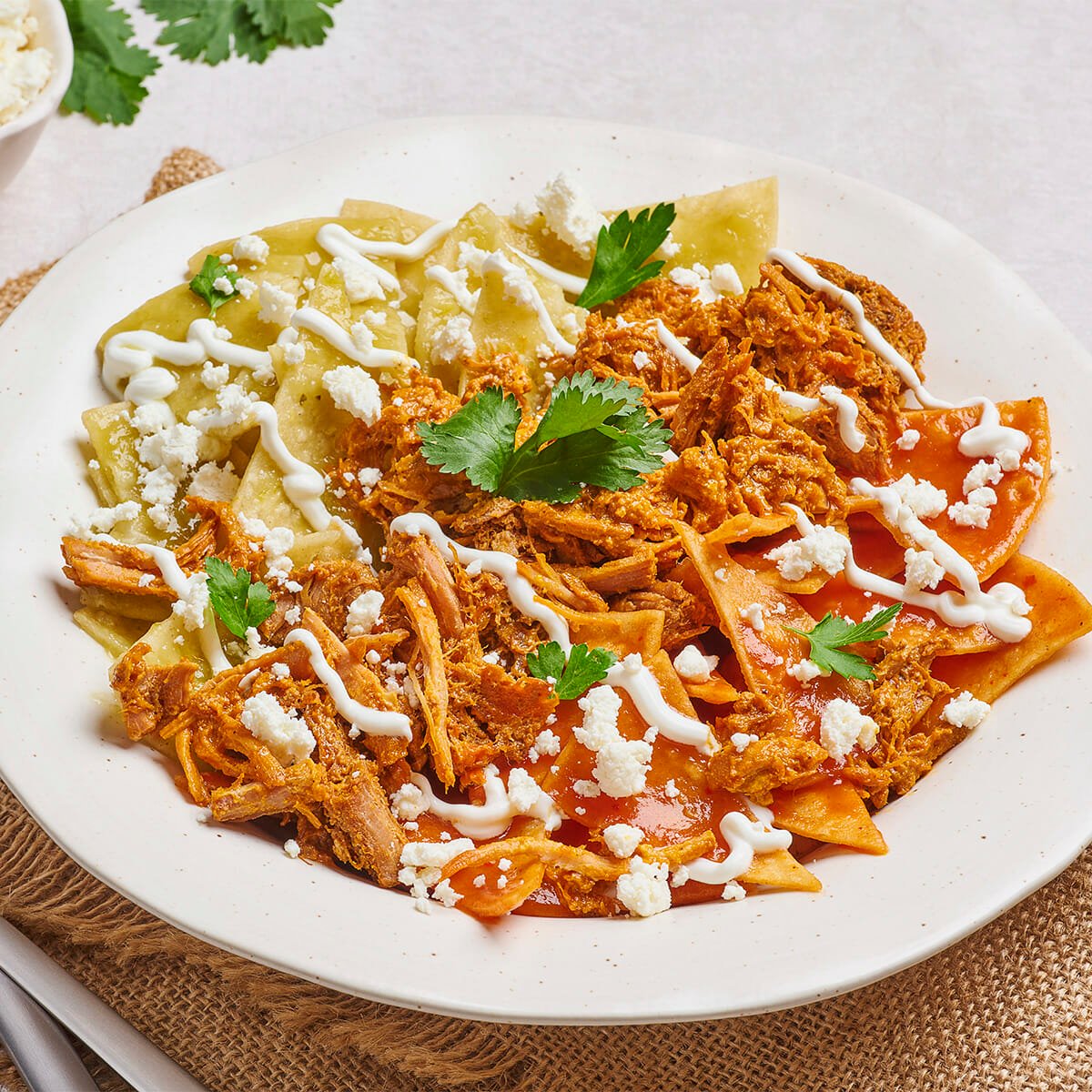 Prueba nuestra exquisita receta de Chilaquiles Divorciados con Chilorio