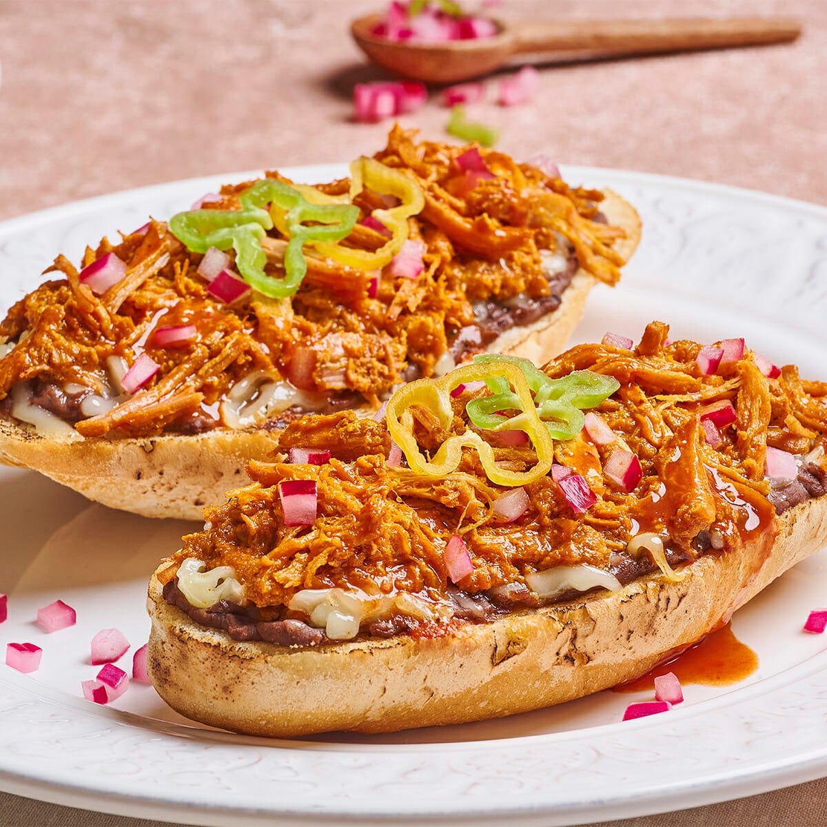 Molletes con cochinita_H1 Prepara nuestros deliciosos Molletes de Cochinita Pibil Chata, te encantarán