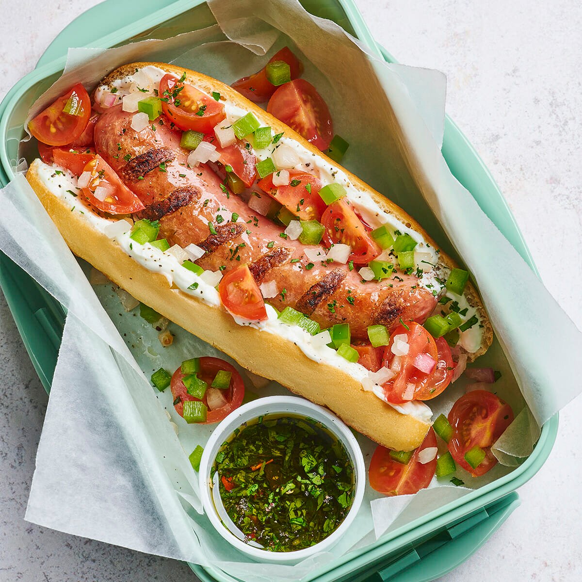 Prueba el delicioso Sándwich de Chorizo Argentino con Chimichurri, una receta muy fácil de preparar