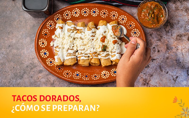 Tacos dorados recién preparados con guarnición de ensalada y salsa picante